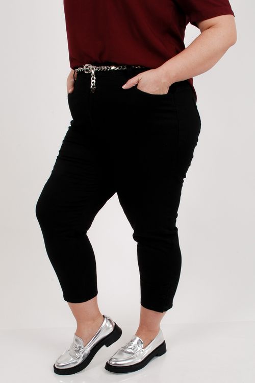 Calça cropped em sarja plus size preto