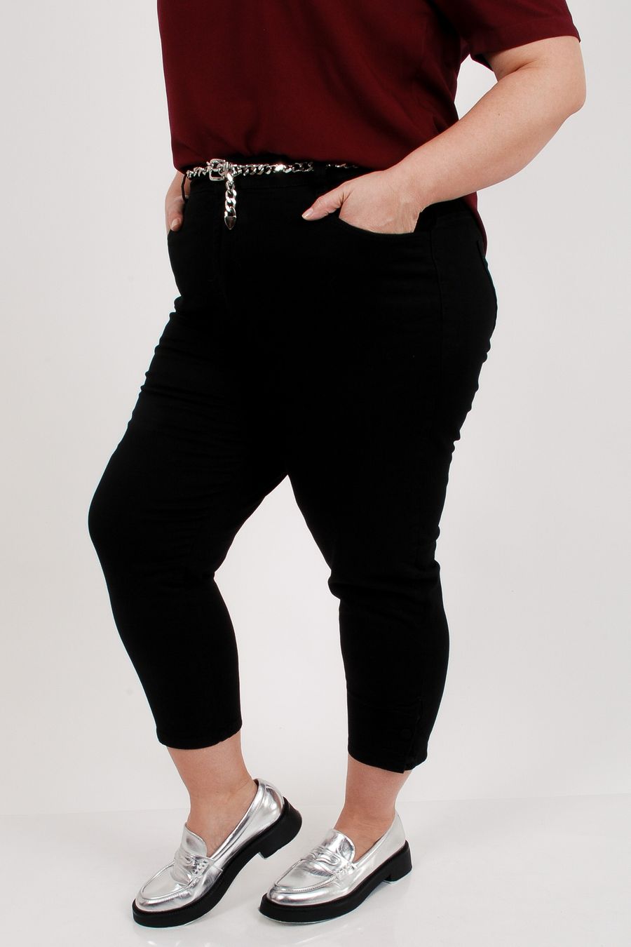 Calça cropped em sarja plus size preto