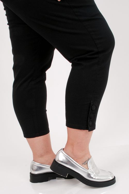 Calça cropped em sarja plus size preto