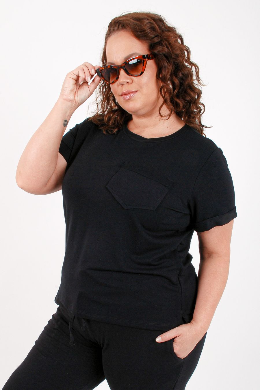 Blusa moletinho bolso e manga curta preto