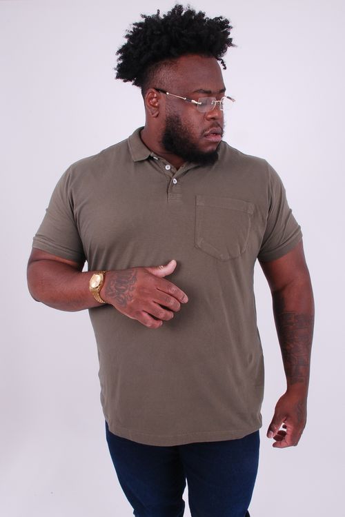 Camisa polo lisa básica com bolso plus size verde militar