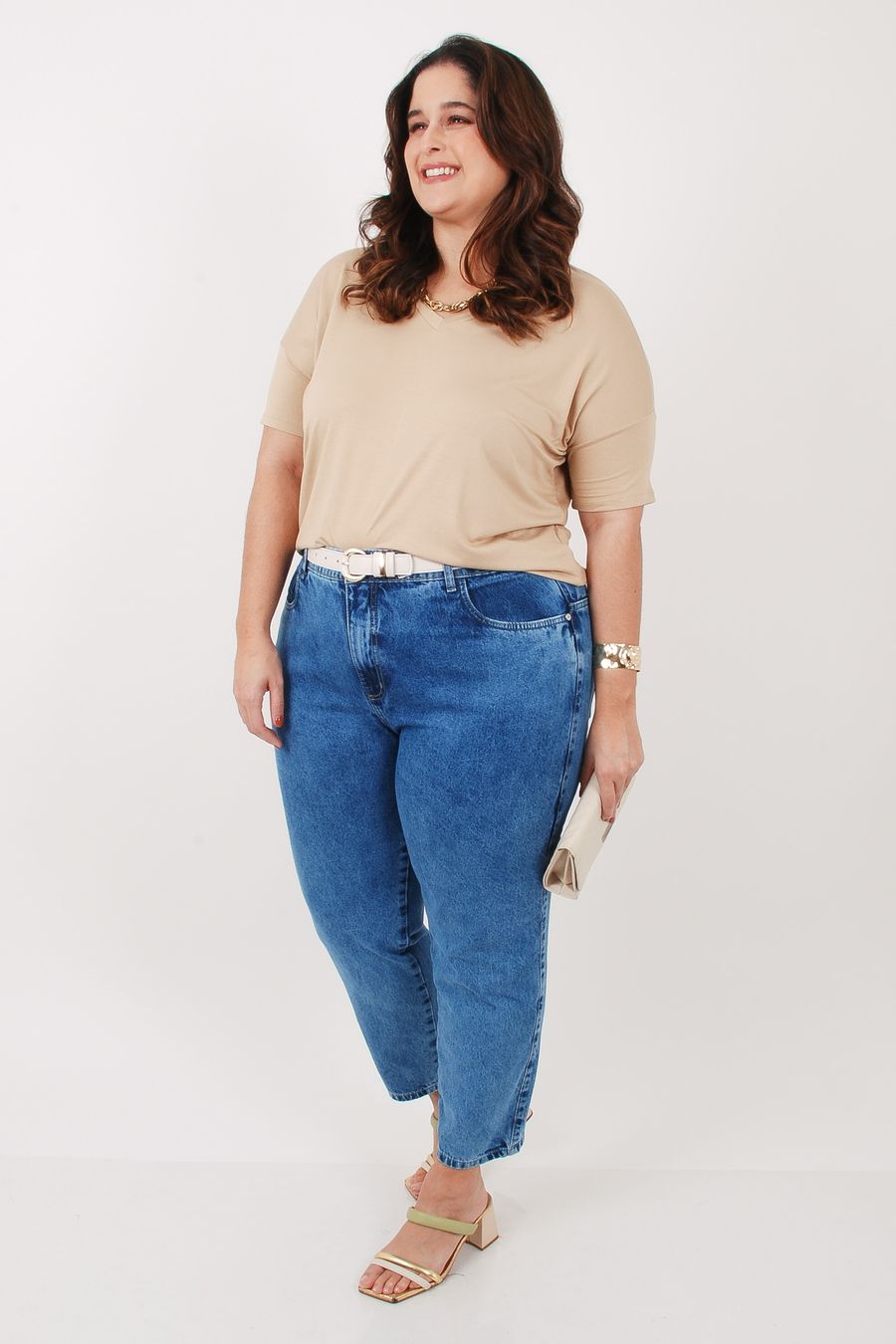Blusa malha lisa cava deslocada e decote v bege
