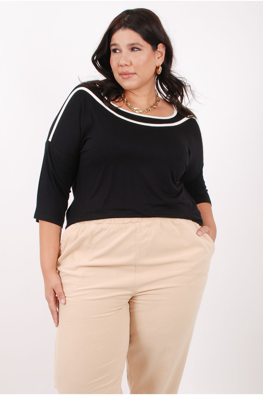 Blusa feminina vivo contrastante no decote canoa preto