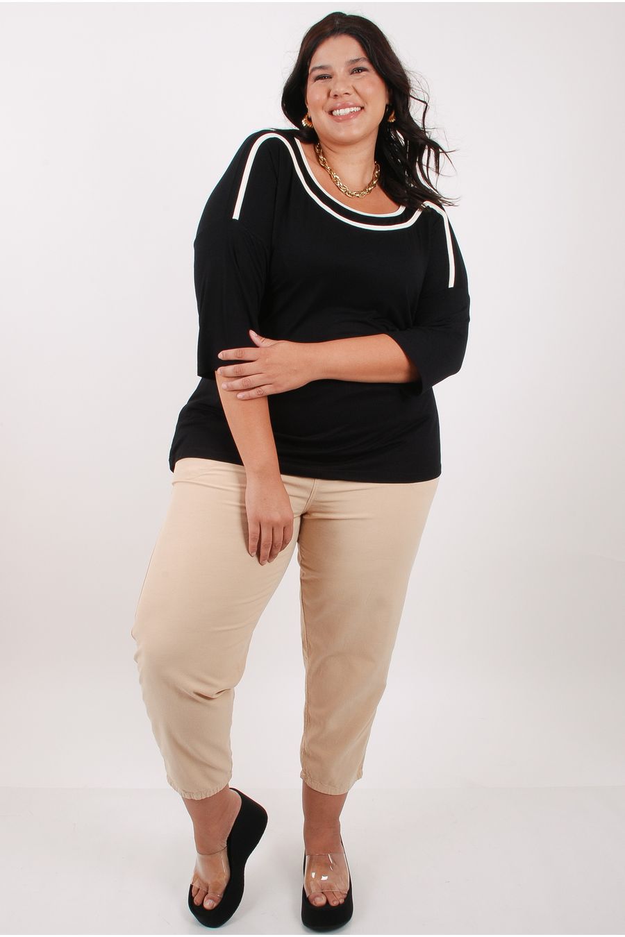 Blusa feminina vivo contrastante no decote canoa preto