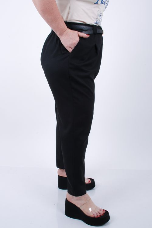Calça cenoura pregas e elástico cós costas preto
