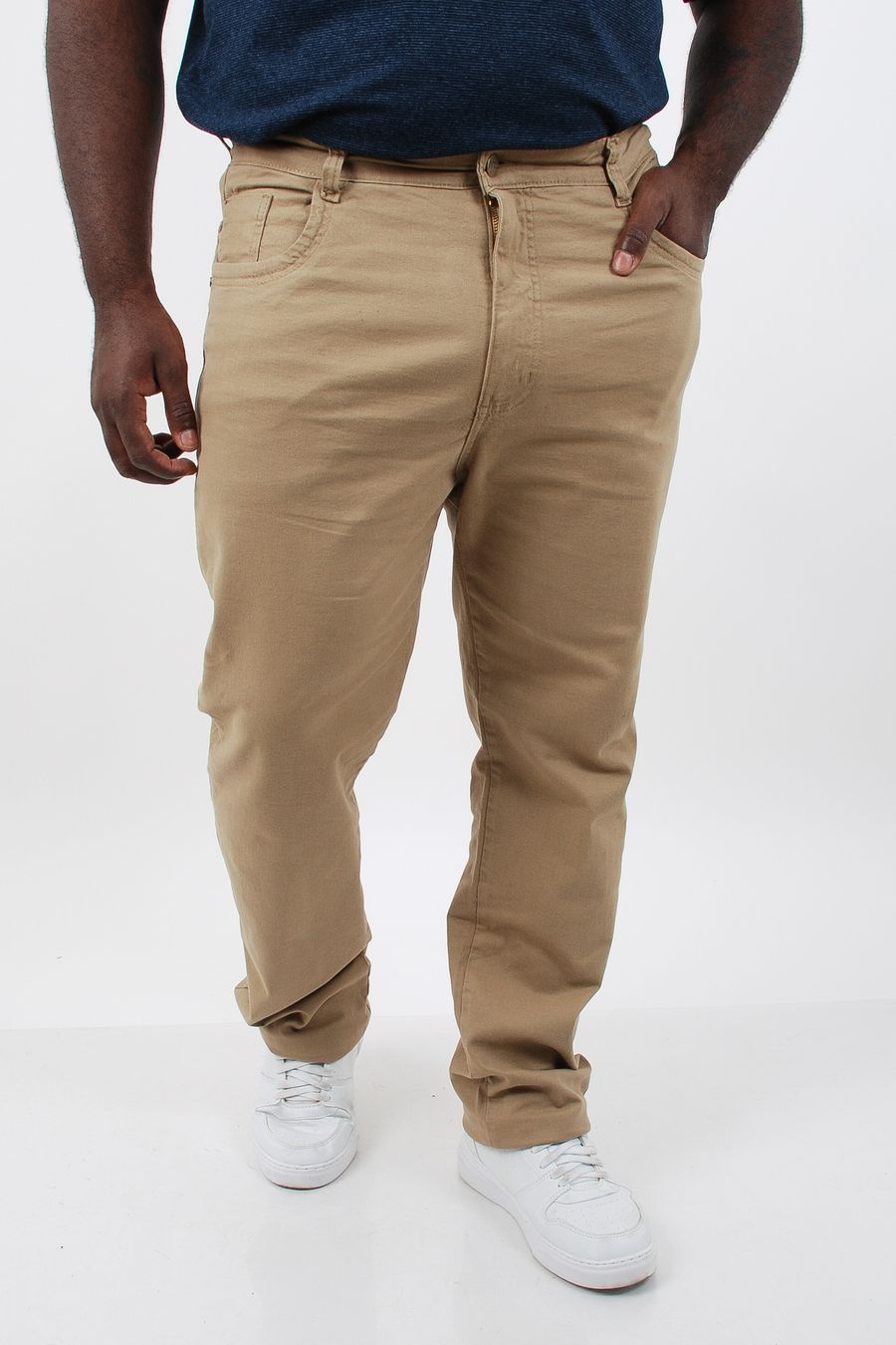 Calça sarja reta confort plus size bege