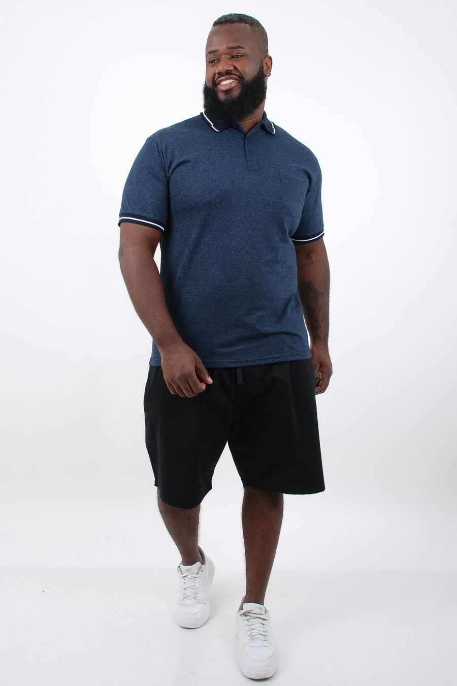 Polo masculina listras finas manga curta e bolso azul marinho