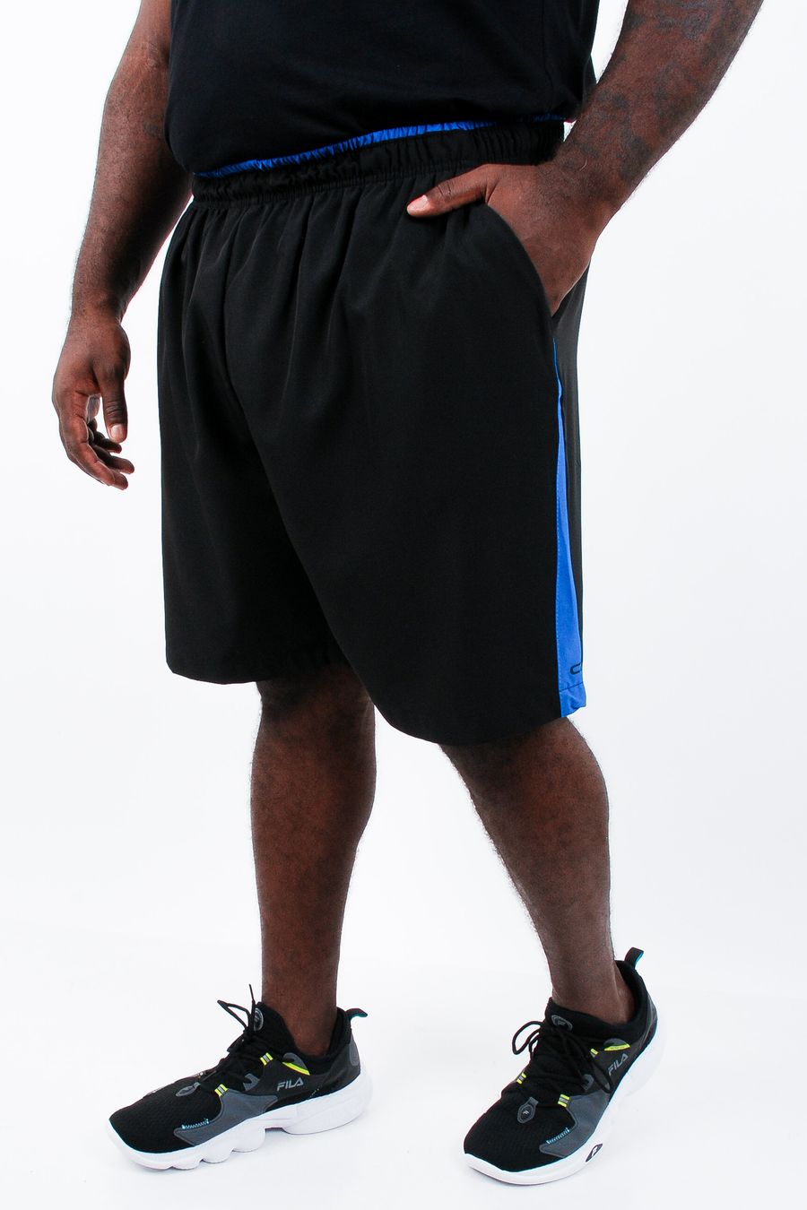 Bermuda masculina esportiva com recortes contrastante preto