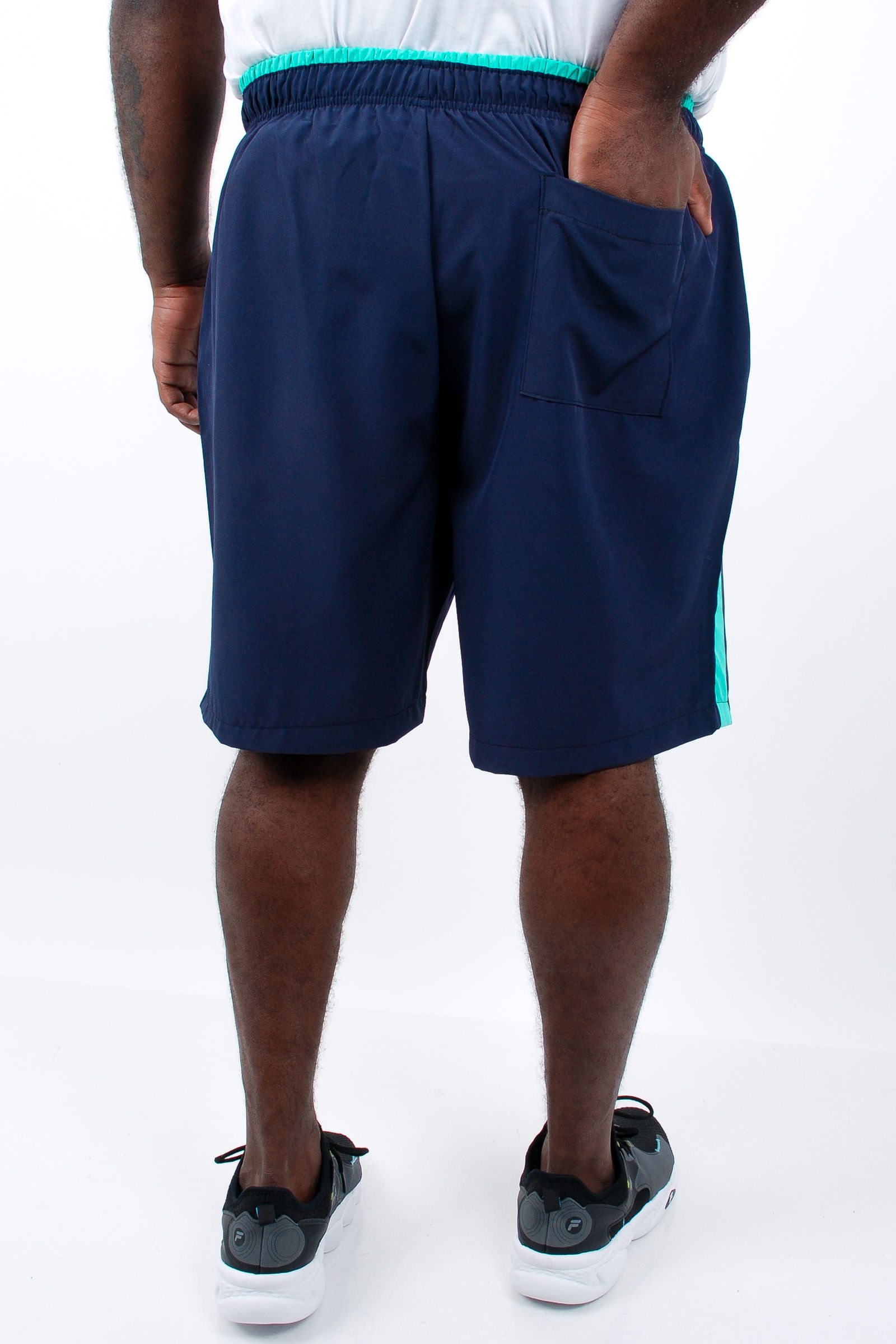 Bermuda-masculina-esportiva-com-recortes-contrastante_0004_4
