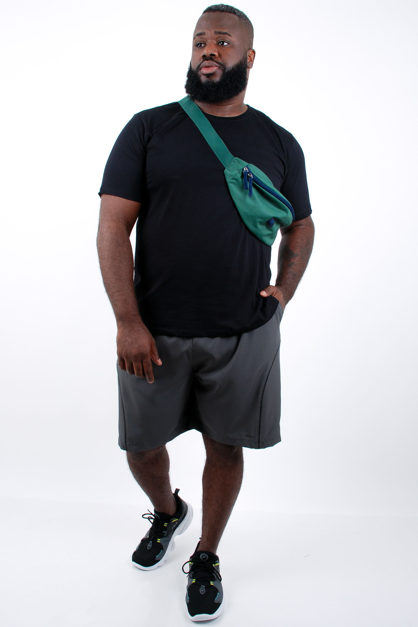 Bermuda-masculina-esportiva-com-vivo-e-detalhes-contrastantes_0012_2