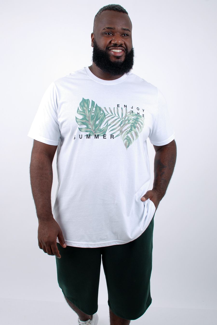 Camiseta manga curta masculina estampa localizda frente folhagem branco