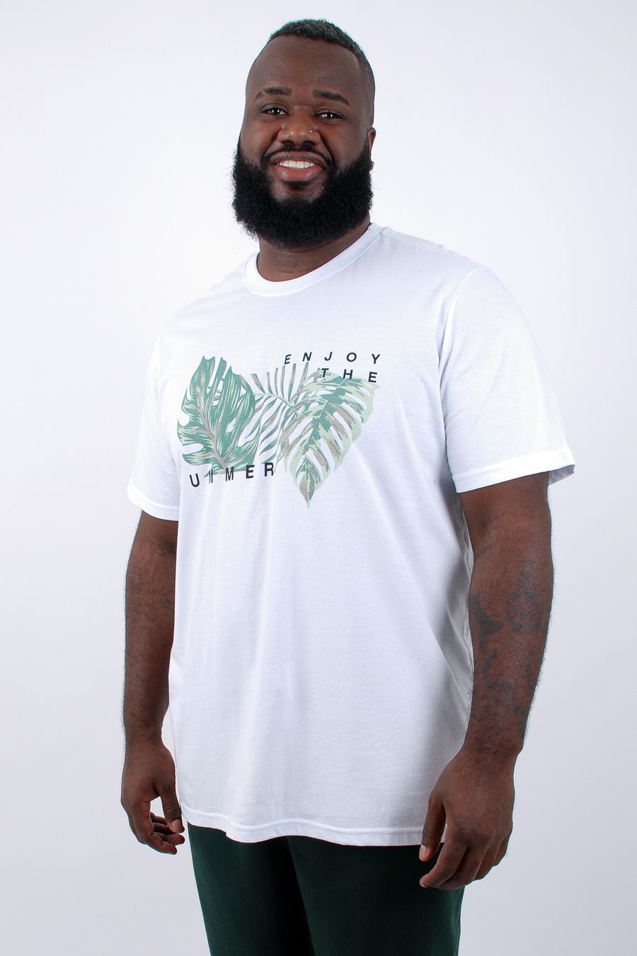 Camiseta manga curta masculina estampa localizda frente folhagem branco