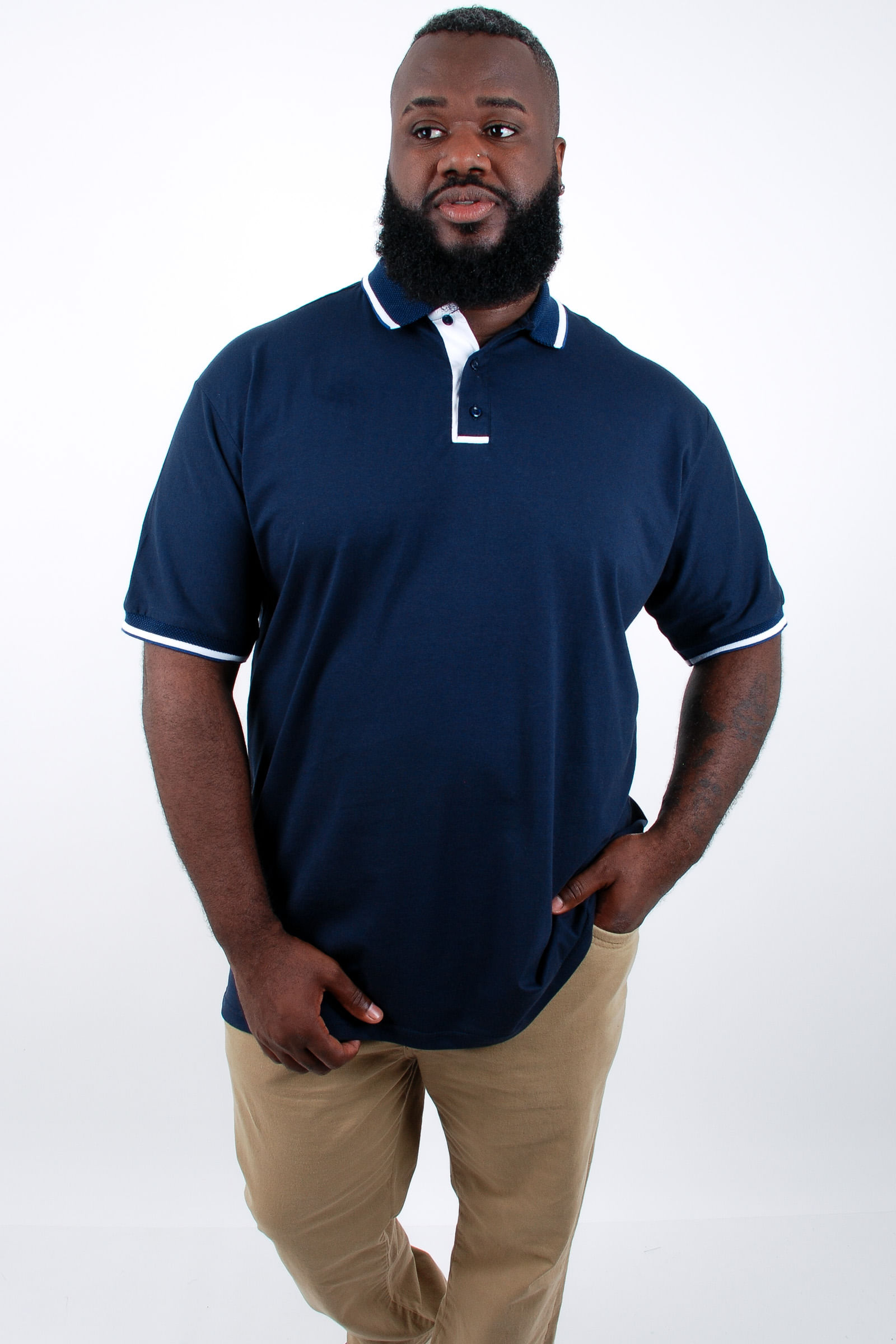 Camisa-polo-masculina-manga-curta-com-detalhes-contrastantes_0004_1
