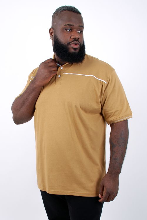 Camisa polo masculina manga curta recorte frente com vivo caramelo