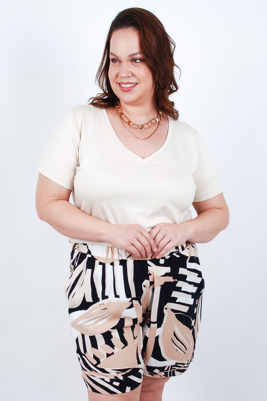 T-shirt básica decote v plus size bege