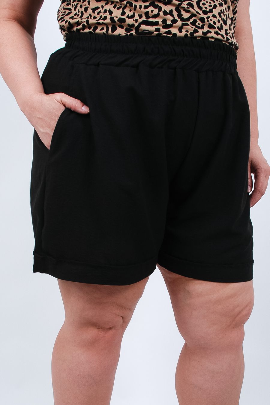 Shorts liso com cós elástico plus size preto
