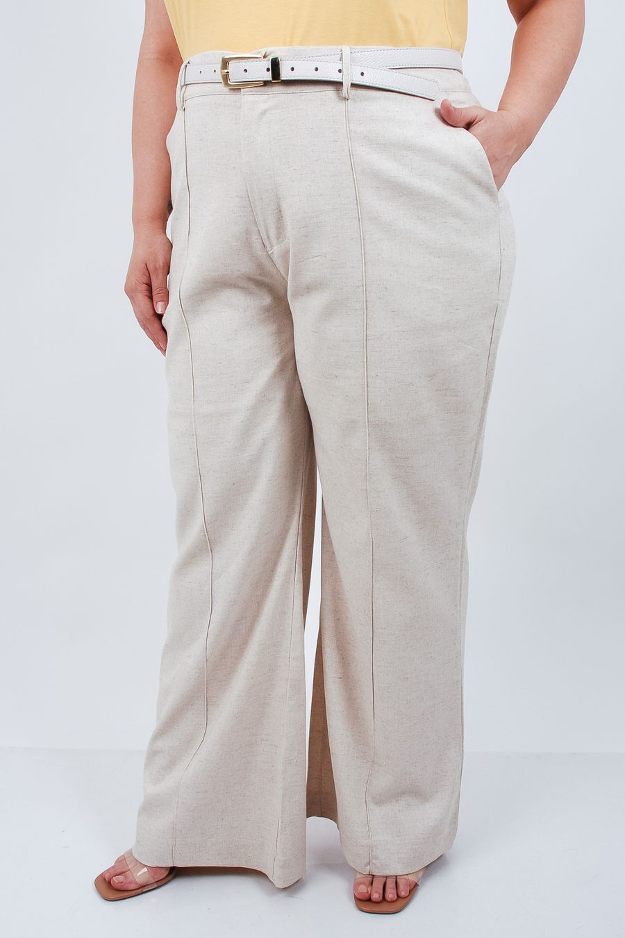 Calça estilo alfaiataria em tecido com linho bege