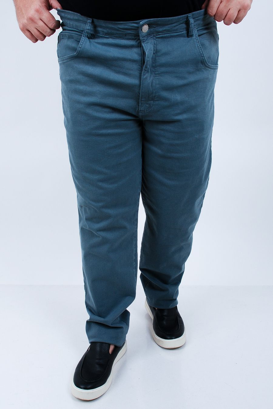 Calça reta de sarja com elastano plus size cinza chumbo