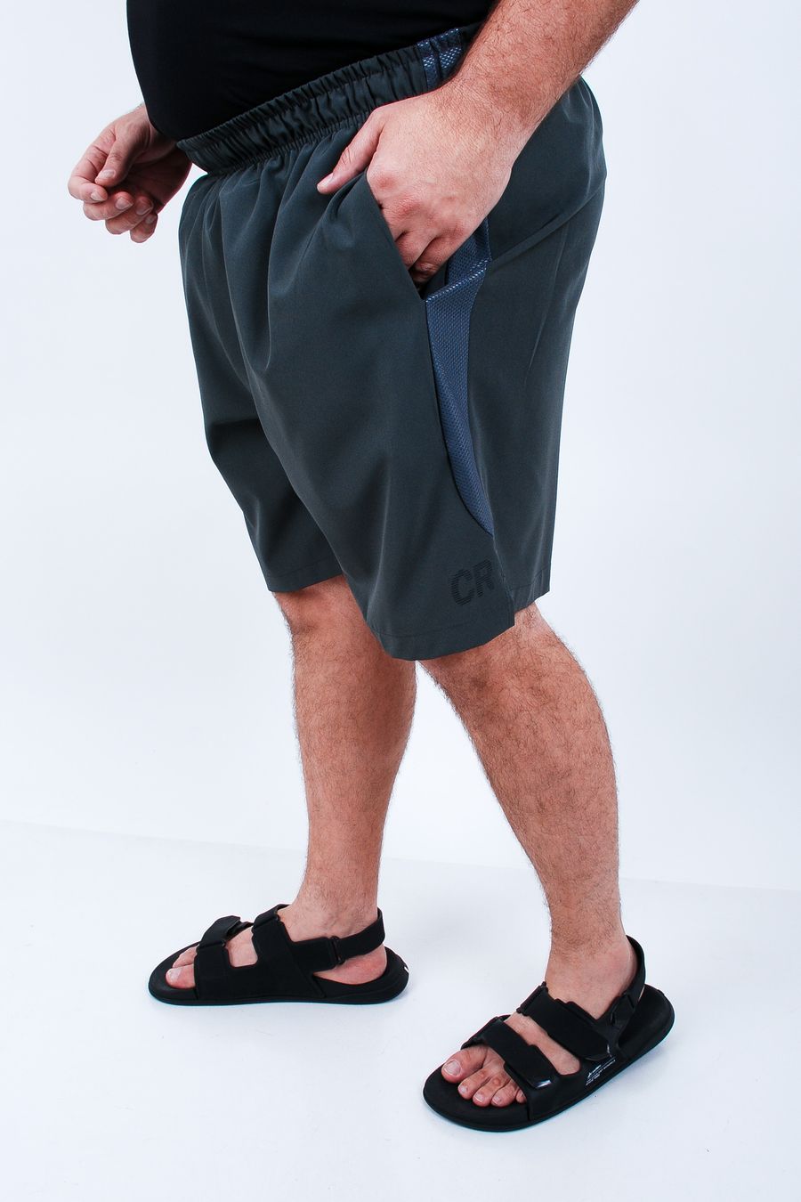 Bermuda esportiva com detalhe nas laterais cinza chumbo