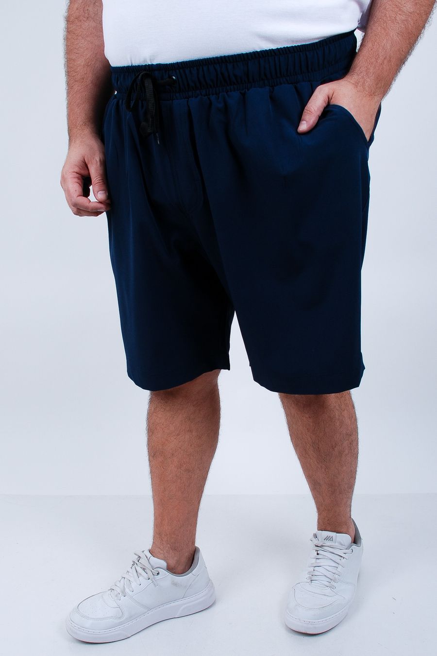 Bermuda masculina esportiva lisa com elastano azul marinho