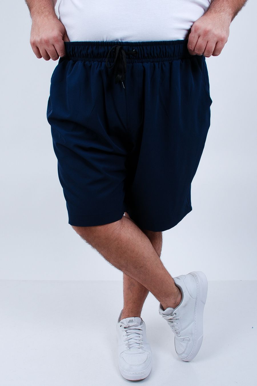 Bermuda masculina esportiva lisa com elastano azul marinho