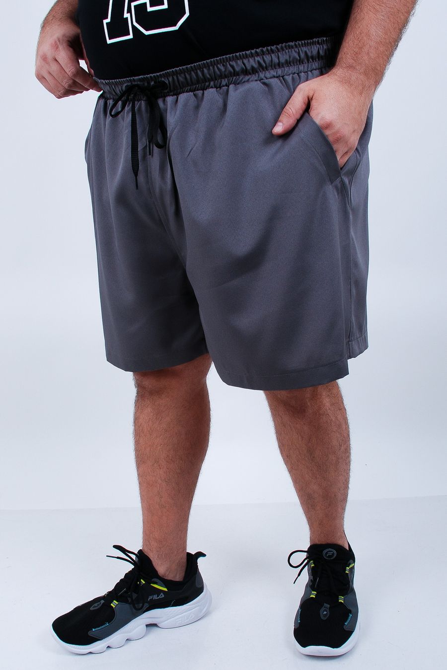 Shorts masculina esportiva lisa com elastano cinza chumbo