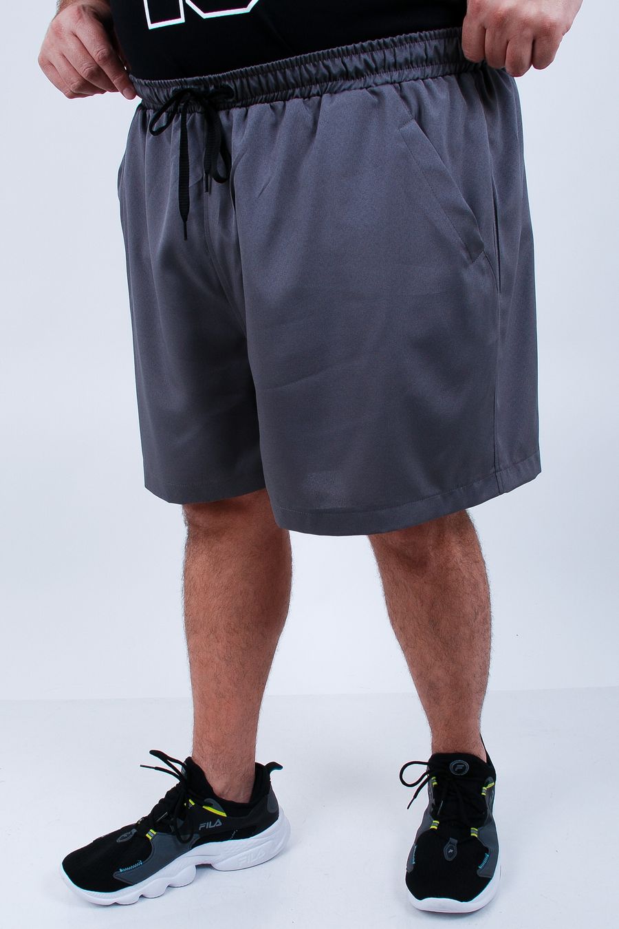 Shorts masculina esportiva lisa com elastano cinza chumbo