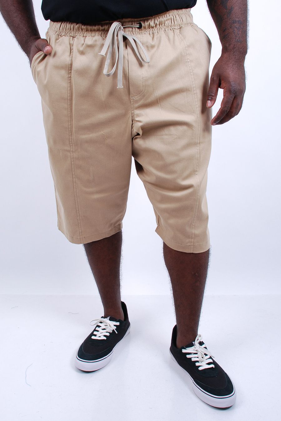 Bermuda masculina sarja elastano lisa comprida kaki