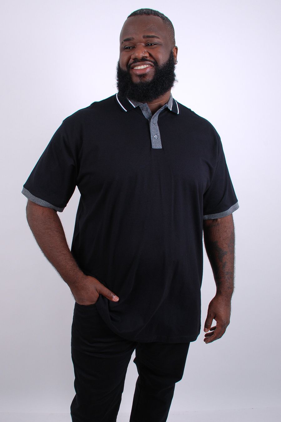 Camisa polo masculina vista contrastante, gola e punhos com friso preto