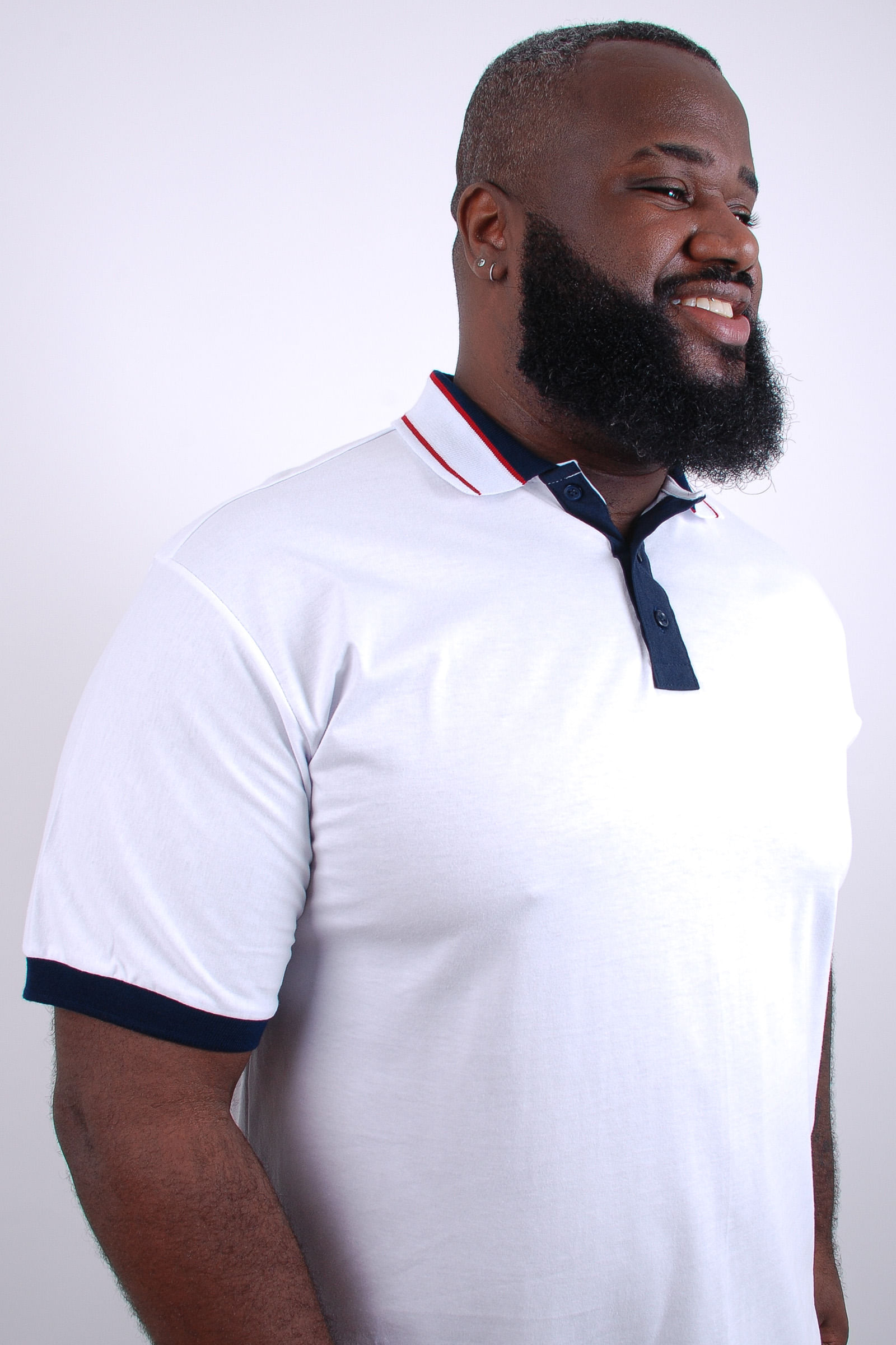 Camisa-polo-masculina-vista-contrastante-gola-e-punhos-com-friso_0009_3