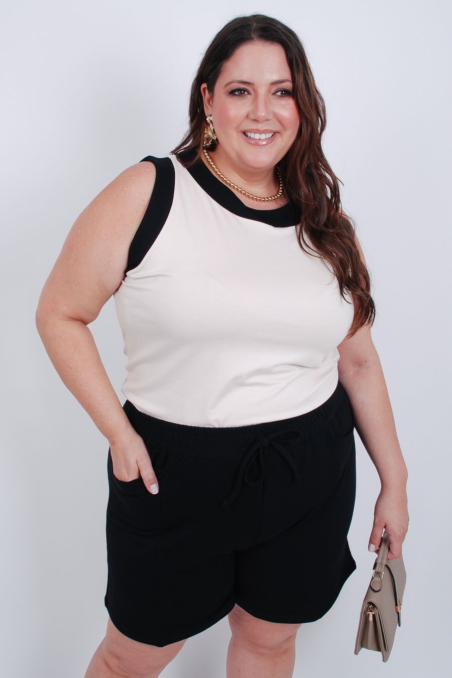 Regata feminina em malha com cava e gola contrastante off white