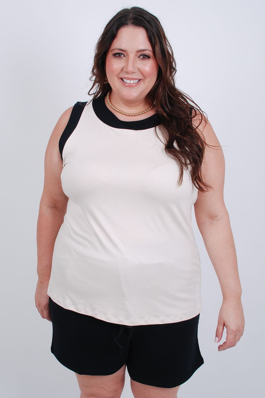 Regata feminina em malha com cava e gola contrastante off white