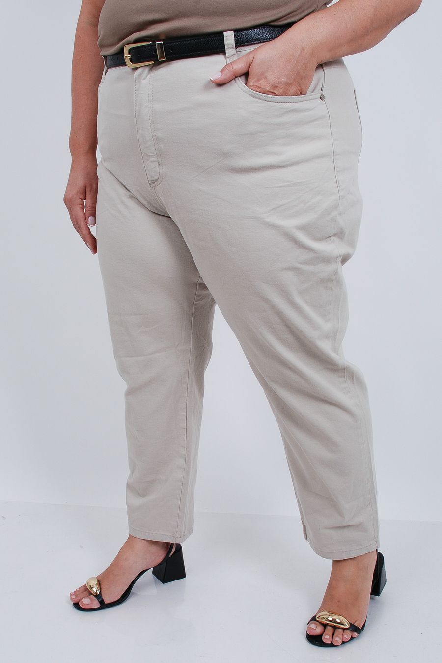 Calça capri feminina em sarja com elastano bege
