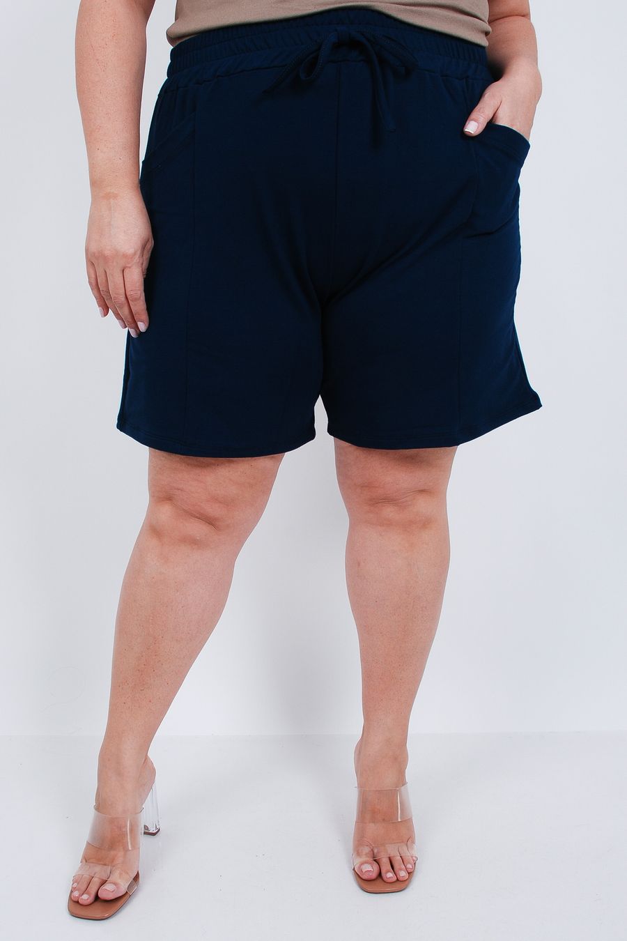 Shorts feminino em moletinho liso azul marinho
