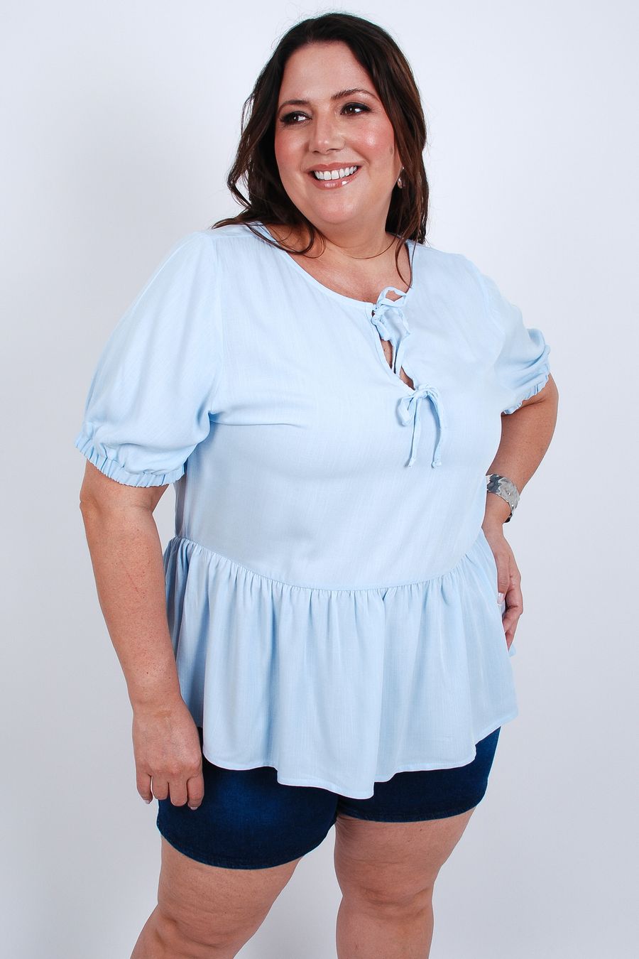 Blusa manga curta lisa com laços no decote azul