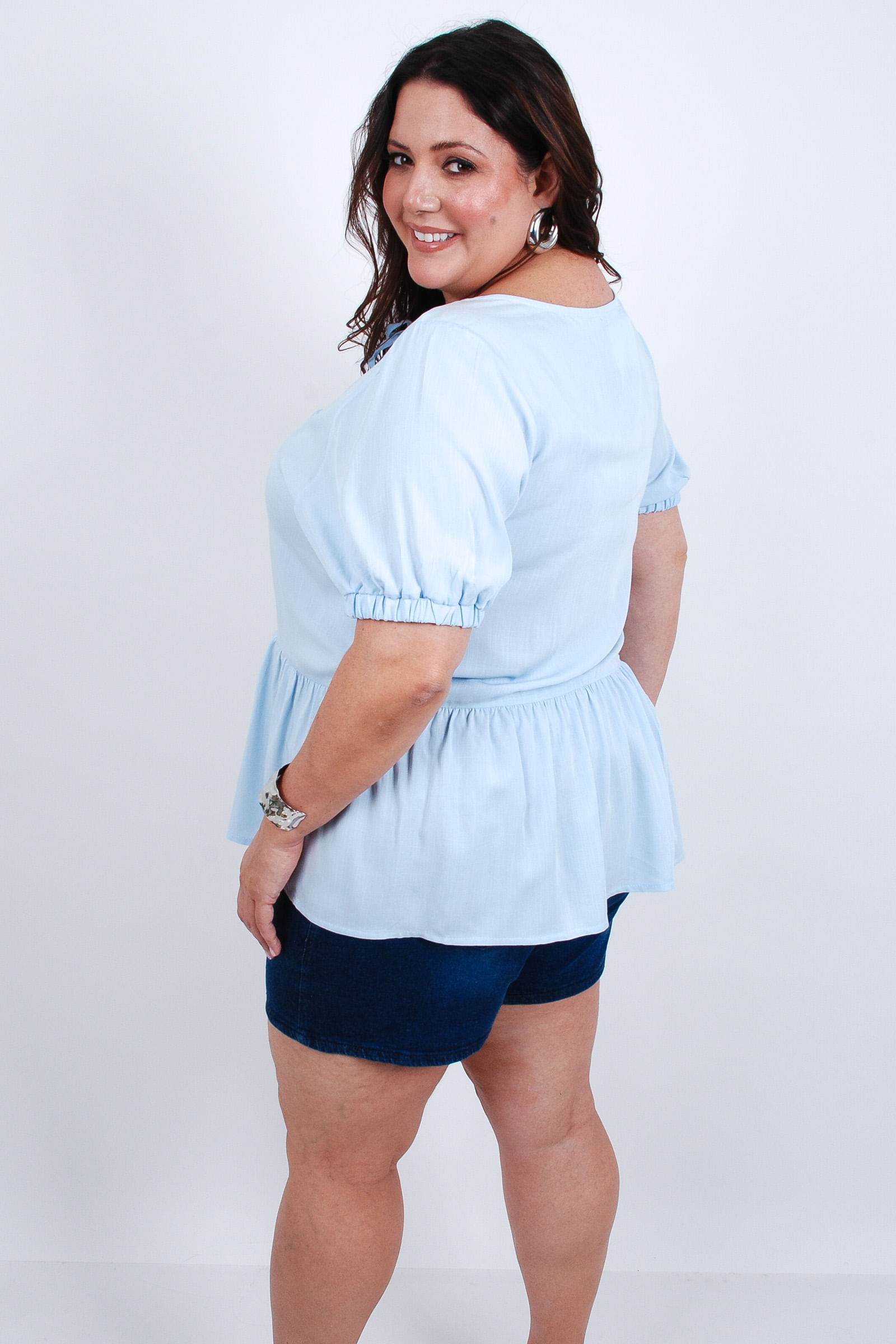 Blusa-manga-curta-lisa-com-lacos-no-decote_0003_4