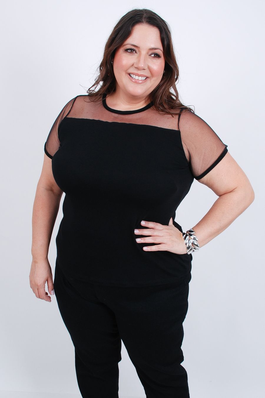 Blusa em malha com recorte e manga curta em tule preto