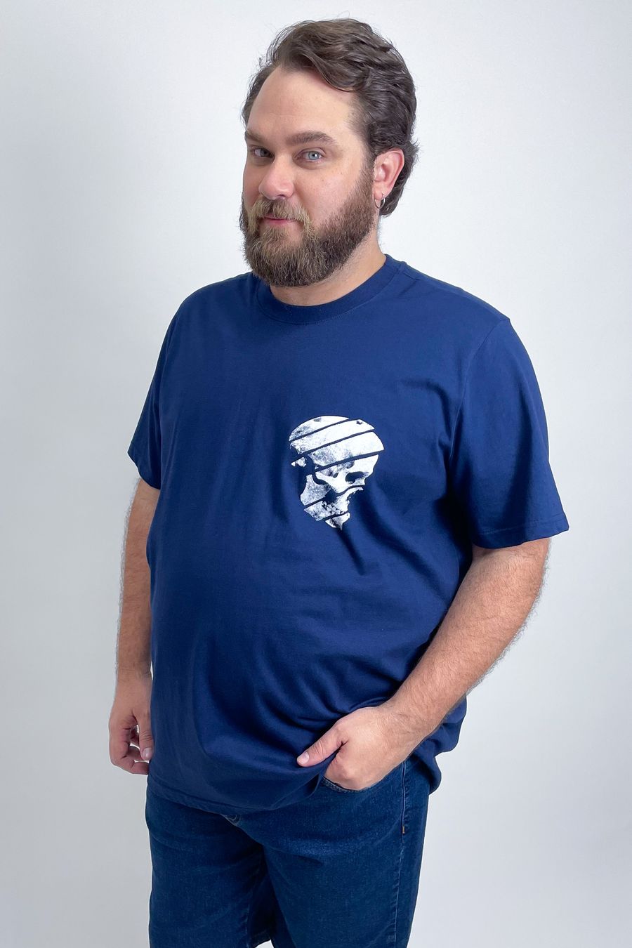 Camiseta masculina meia malha estampa caveira pequena azul marinho