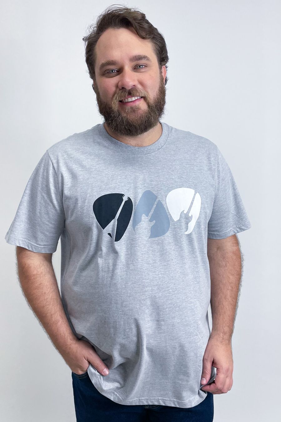 Camiseta masculina meia malha estampa guitarras cinza chumbo