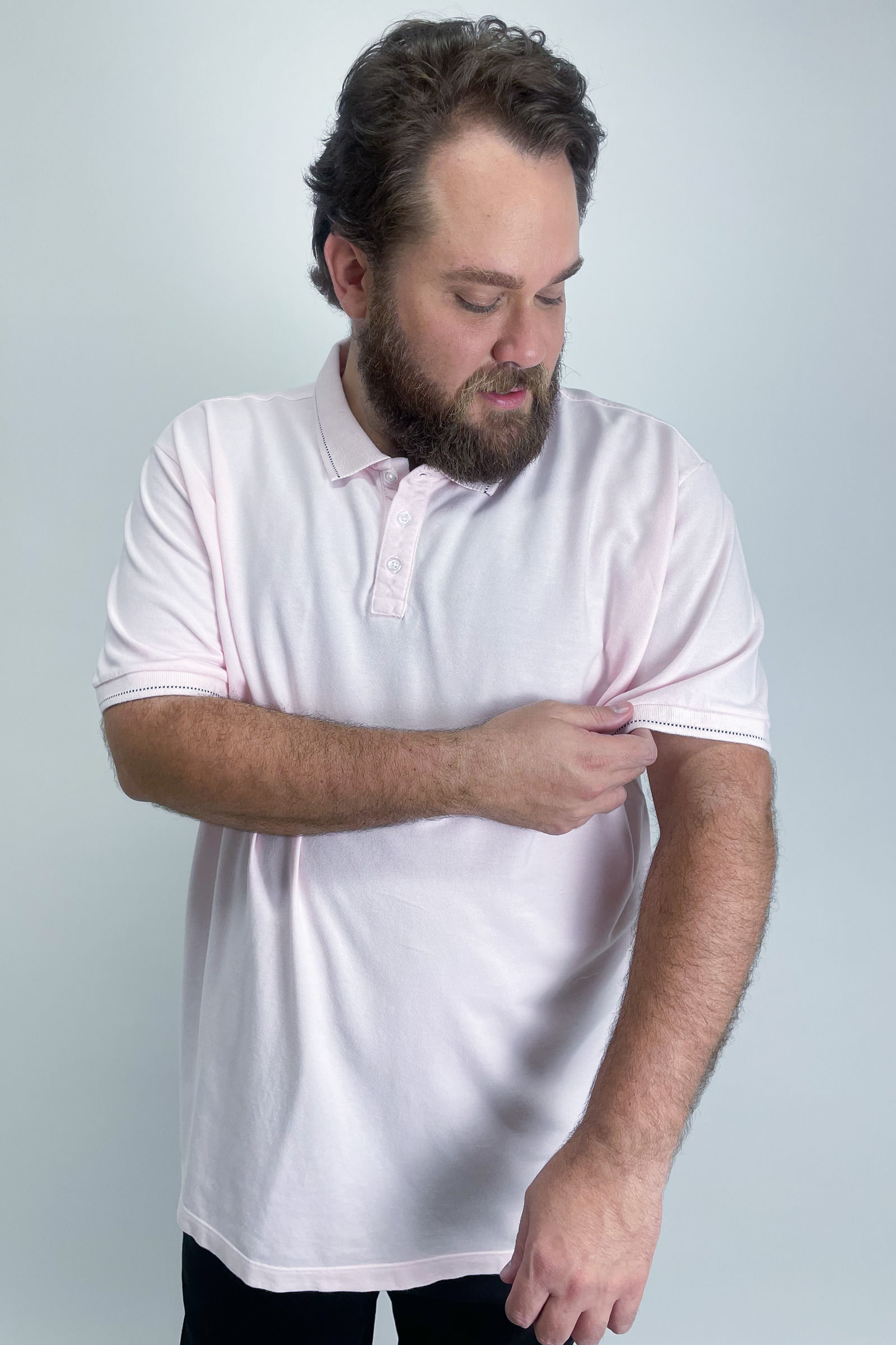 Camisa-polo-manga-curta-em-piquet-com-detalhe-na-gola-e-punhos_0027_3