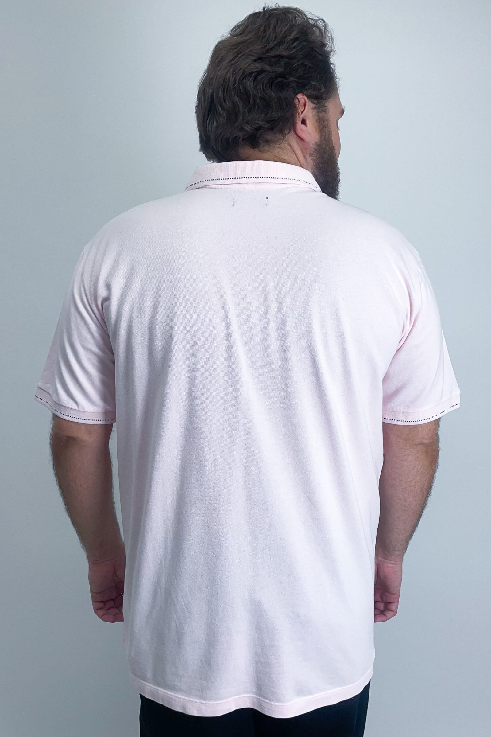 Camisa-polo-manga-curta-em-piquet-com-detalhe-na-gola-e-punhos_0027_4