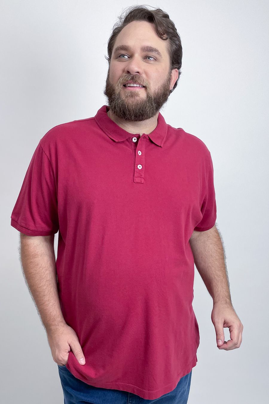 Camisa polo manga curta em piquet com detalhe na gola e punhos vinho