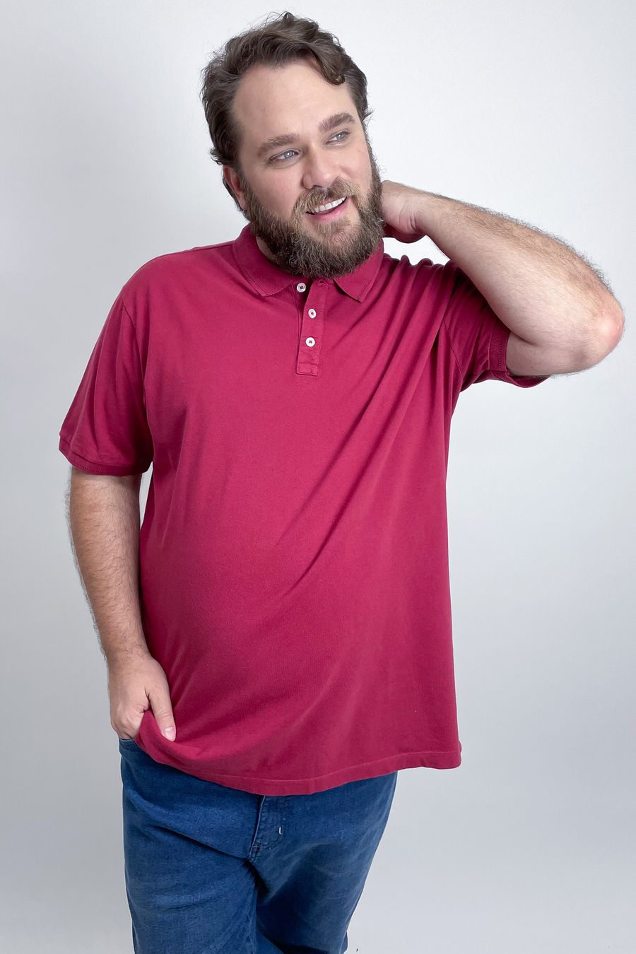 Camisa polo manga curta em piquet com detalhe na gola e punhos vinho