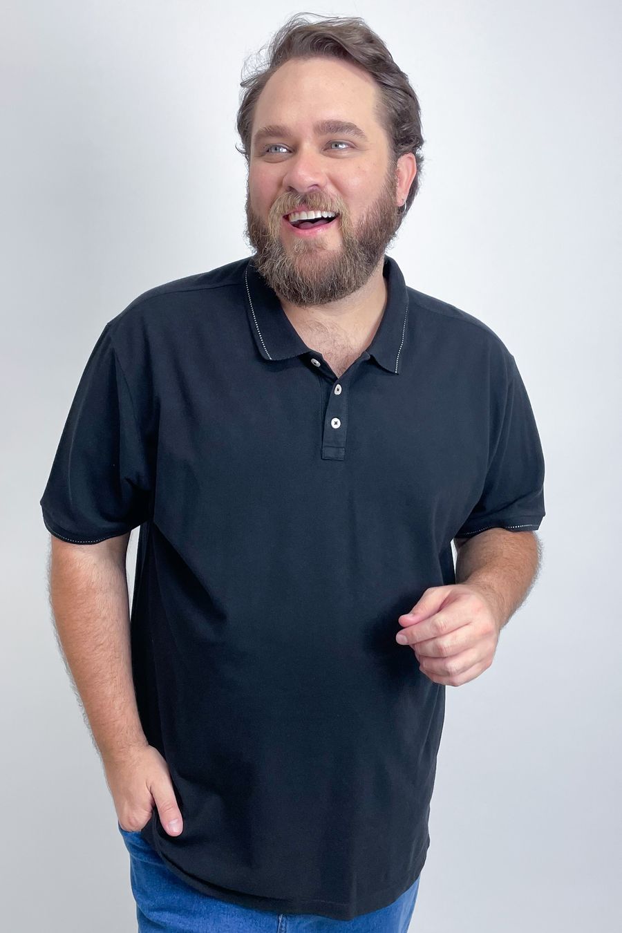 Camisa polo manga curta em piquet com detalhe na gola e punhos preto
