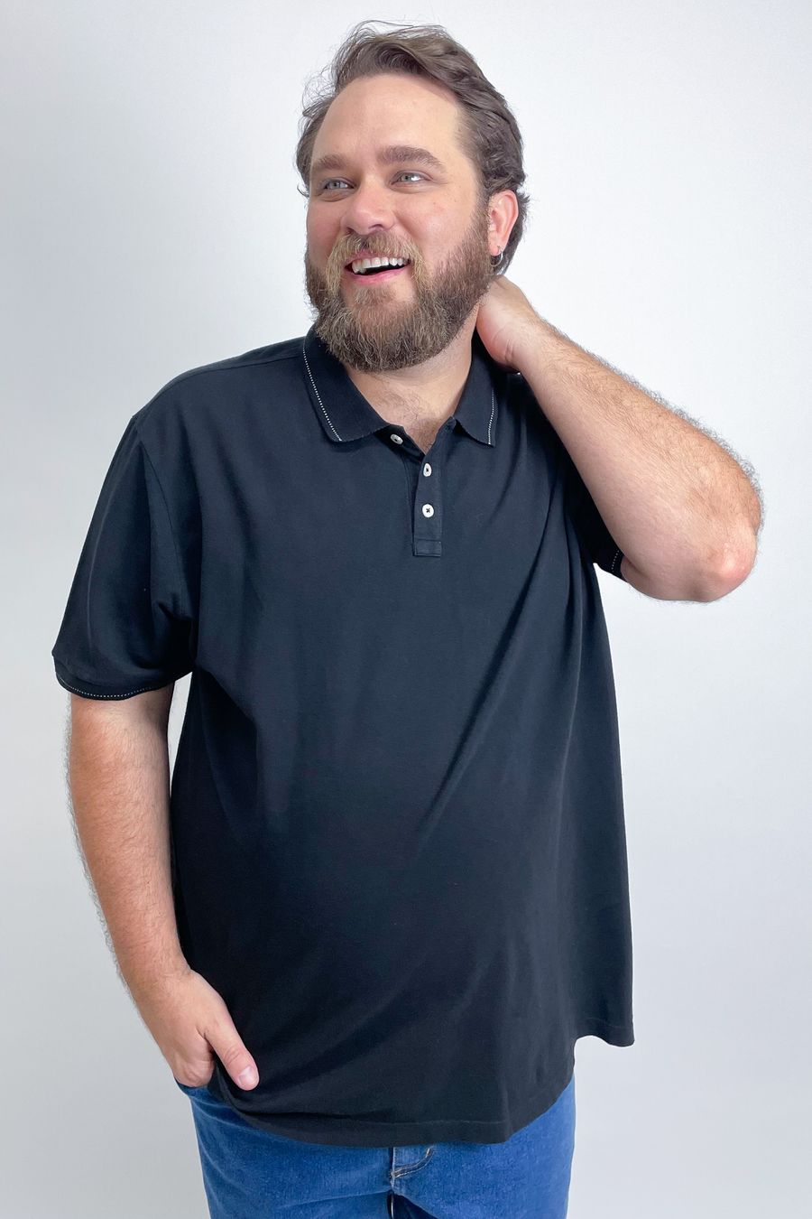 Camisa polo manga curta em piquet com detalhe na gola e punhos preto