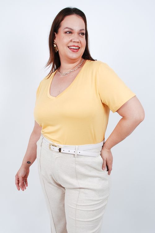 T-shirt básica decote v plus size amarelo