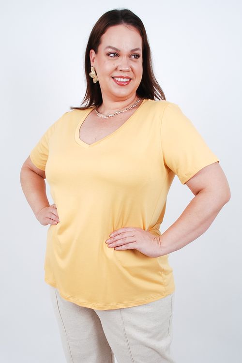 T-shirt básica decote v plus size amarelo