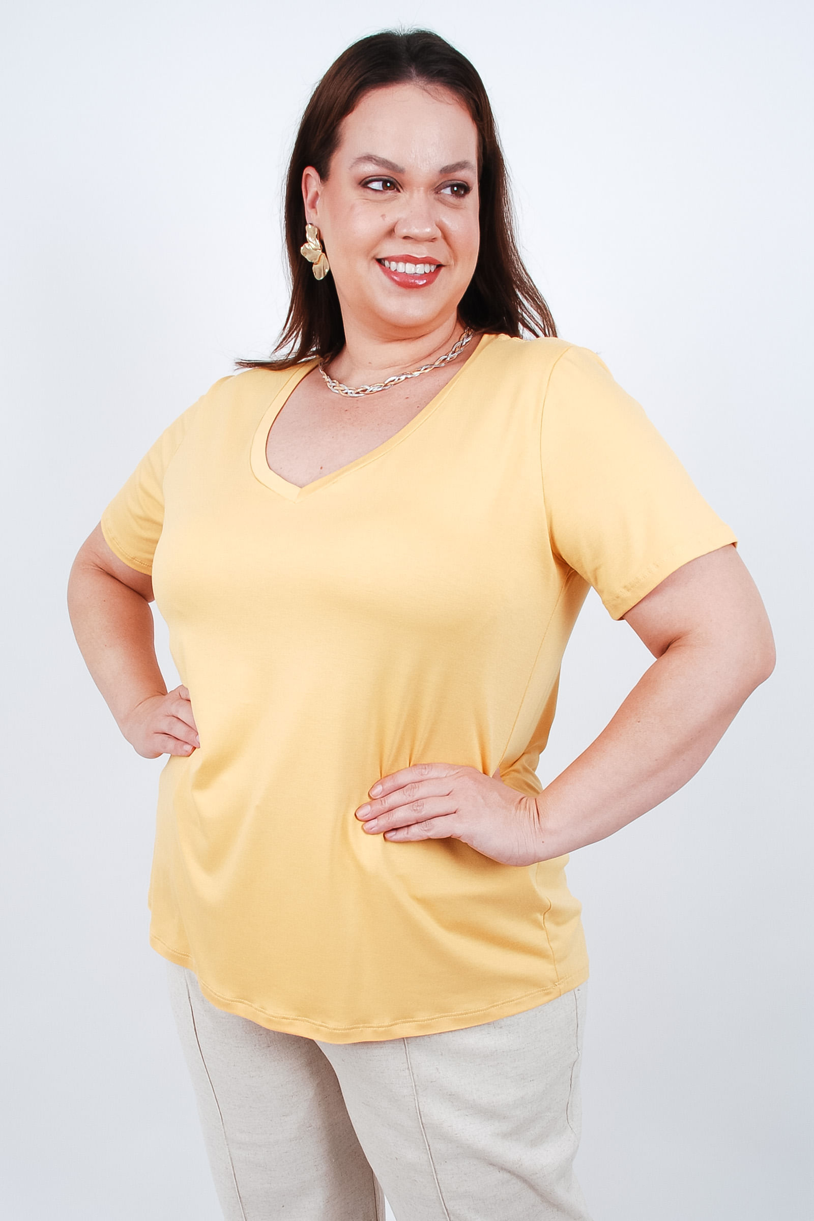 T-shirt-basica-decote-V-plus-size_0047_3