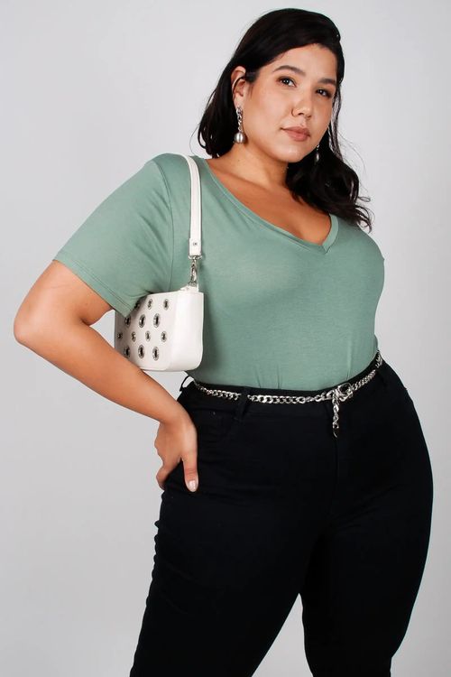 T-shirt básica decote v plus size verde oliva