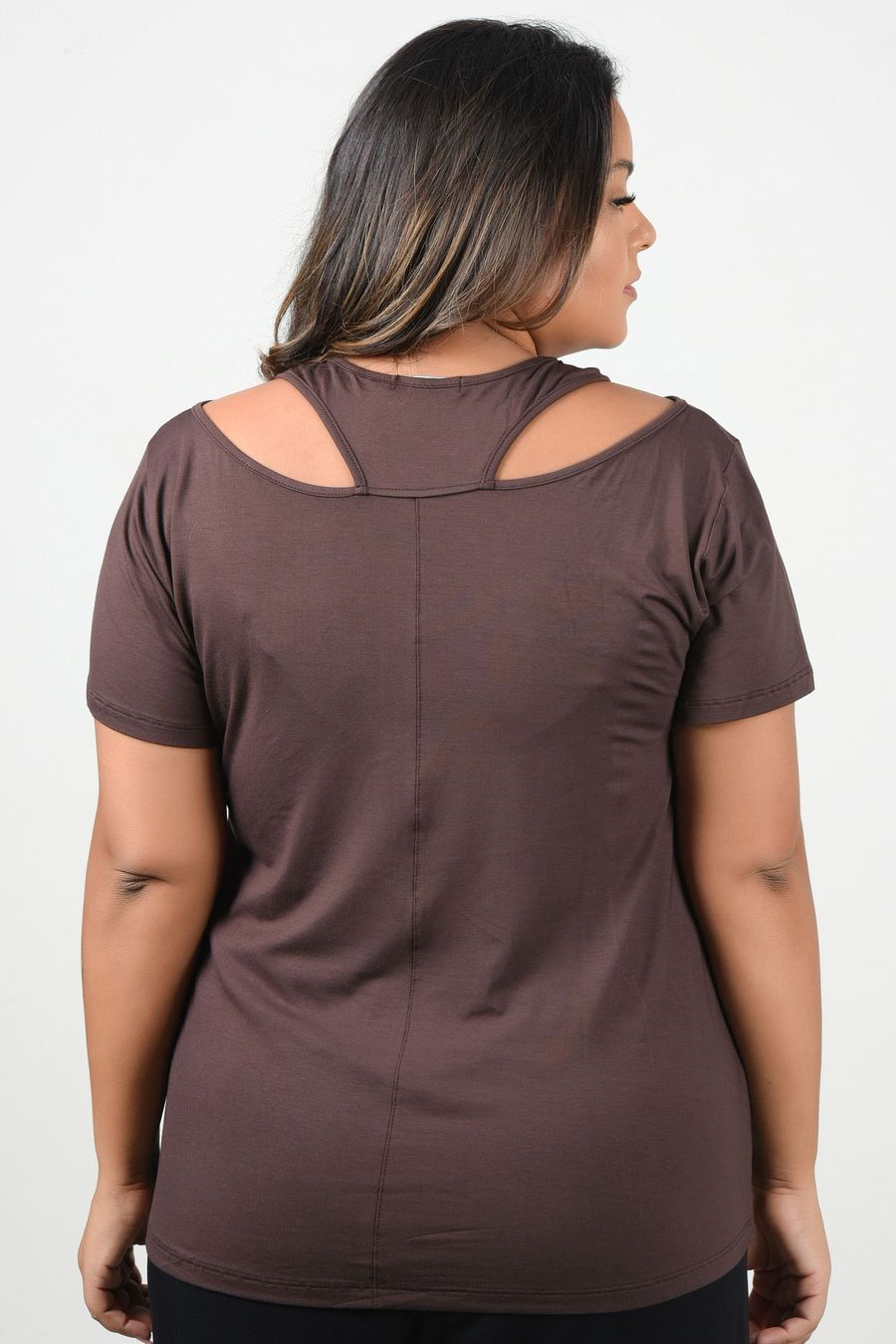 Blusa com vazados plus size marrom